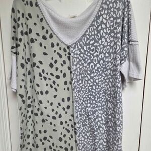 BIBI womens XL vneck animal print short sleeve shirt